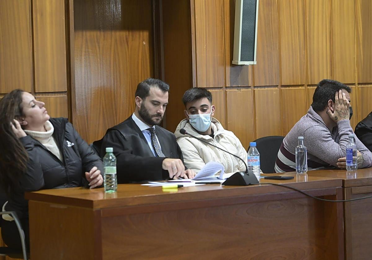 El Tente, culpable del asesinato de Kevin Morales, junto a sus padres este viernes, antes de escuchar el veredicto del jurado.