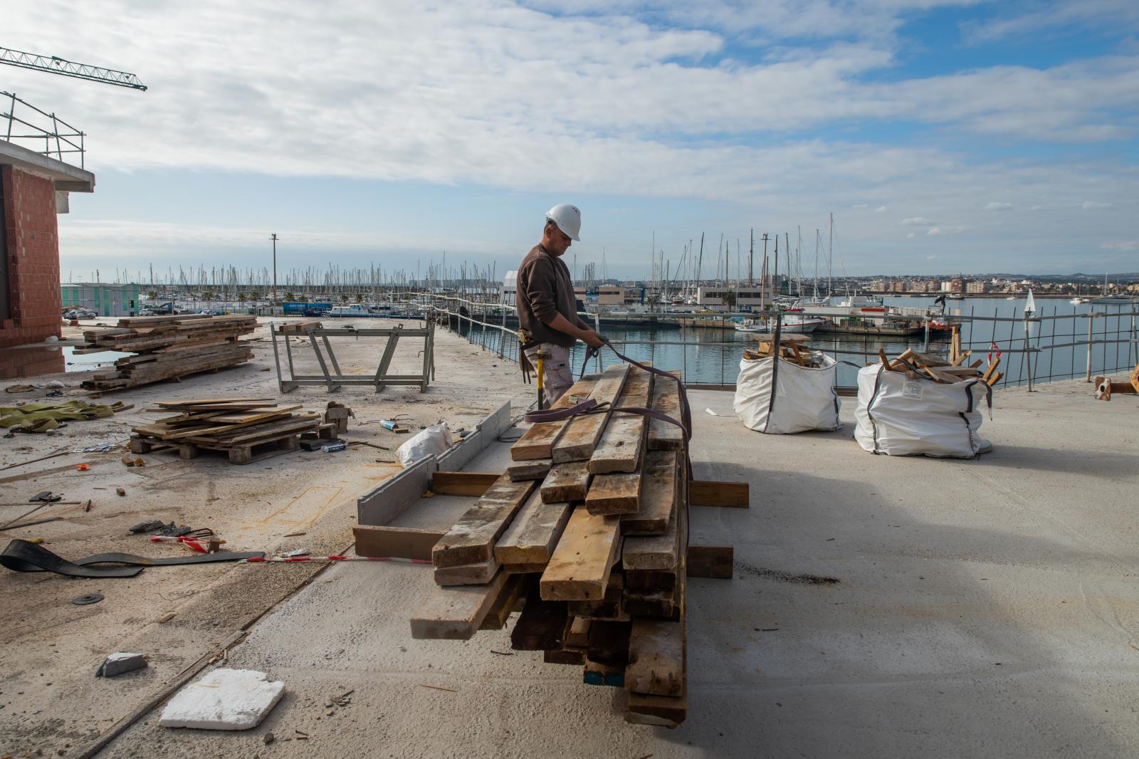 Las imágenes de las obras del nuevo centro de ocio del puerto de Torrevieja