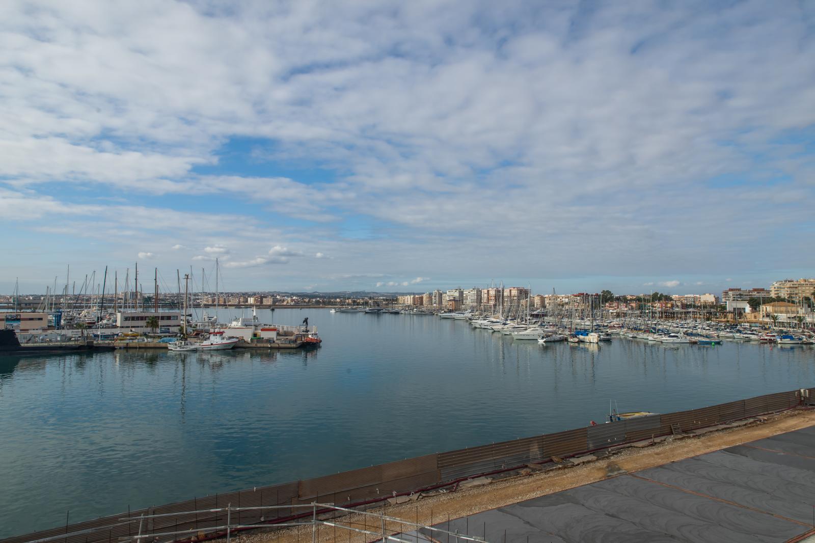 Las imágenes de las obras del nuevo centro de ocio del puerto de Torrevieja