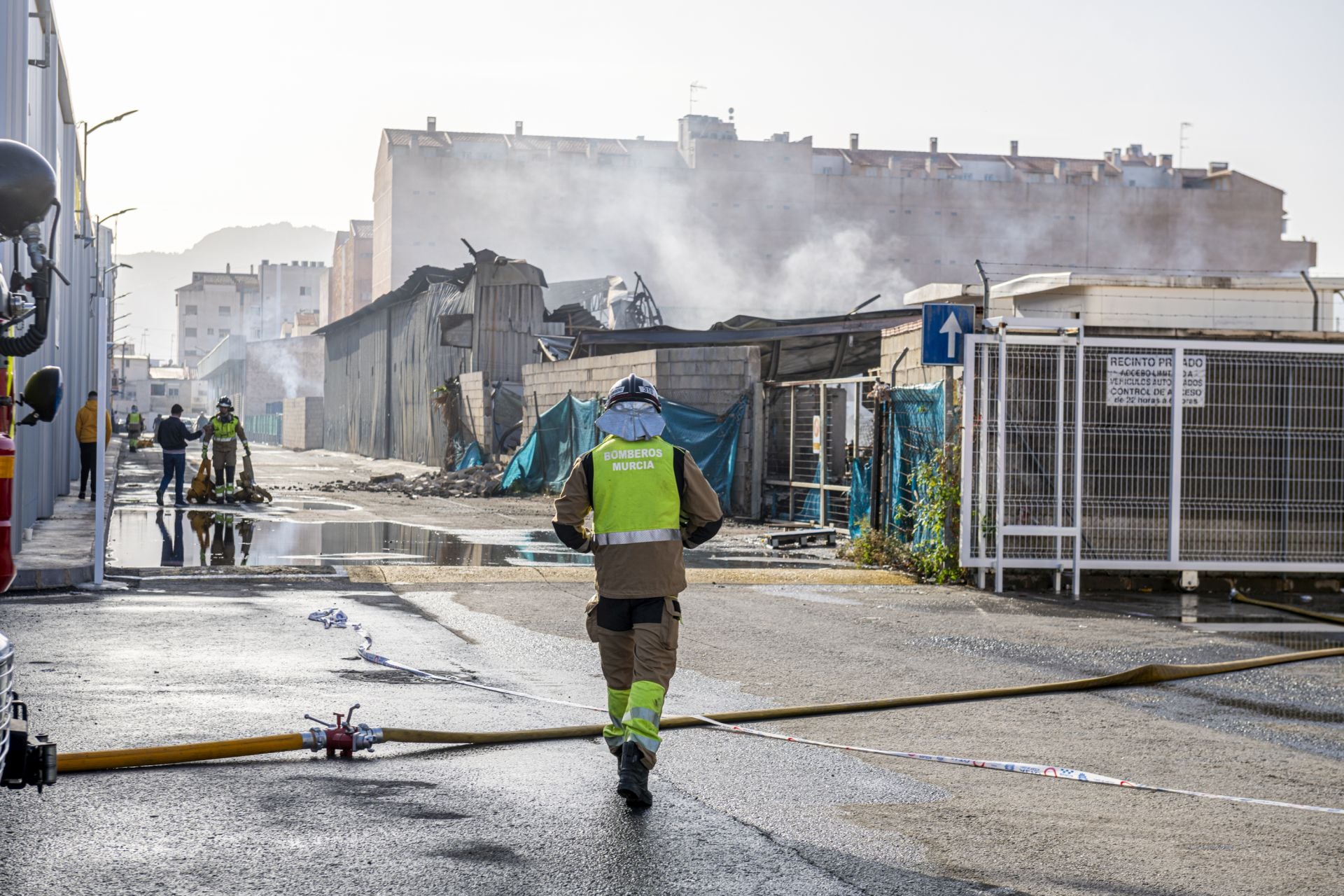 Arde un almacén de palés en Puente Tocinos