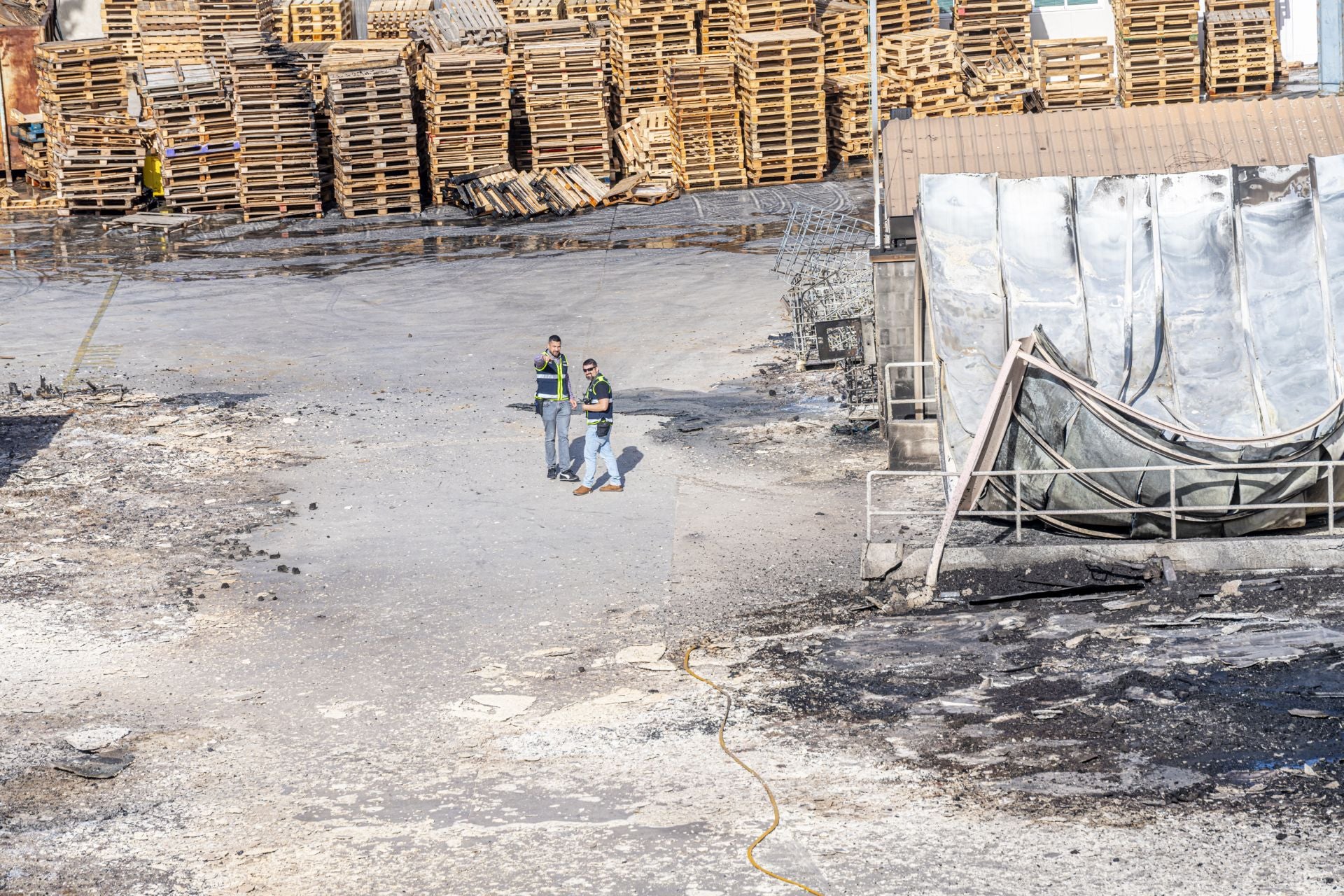 Arde un almacén de palés en Puente Tocinos