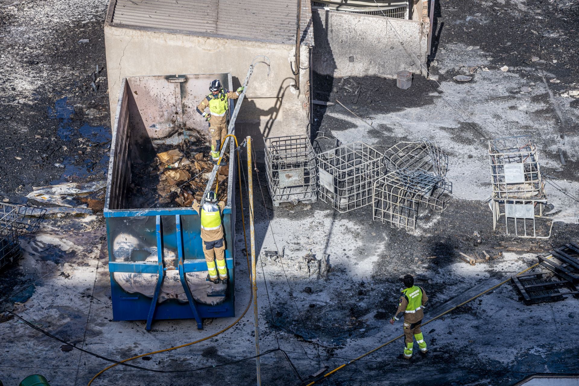 Arde un almacén de palés en Puente Tocinos