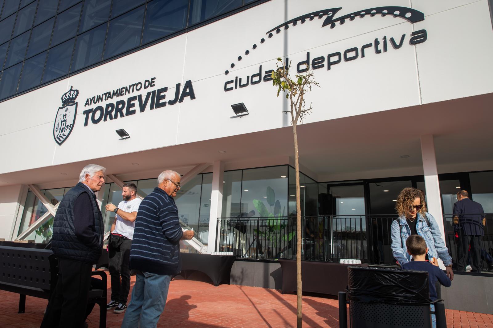 La inauguración del nuevo pabellón polideportivo de La Mata, en imágenes