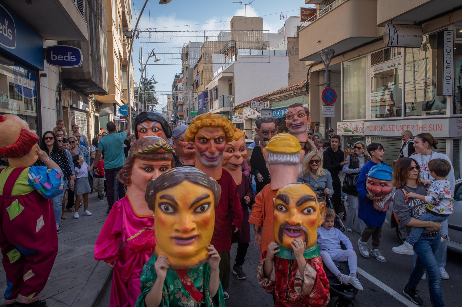 Las imágenes de la primera salida a la calle de la charamita en Torrevieja