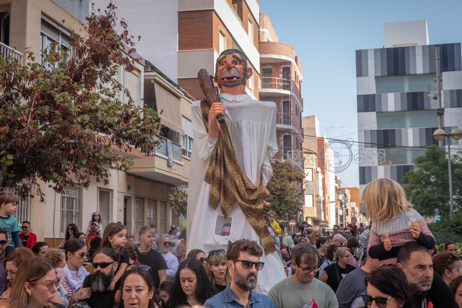 Las imágenes de la primera salida a la calle de la charamita en Torrevieja