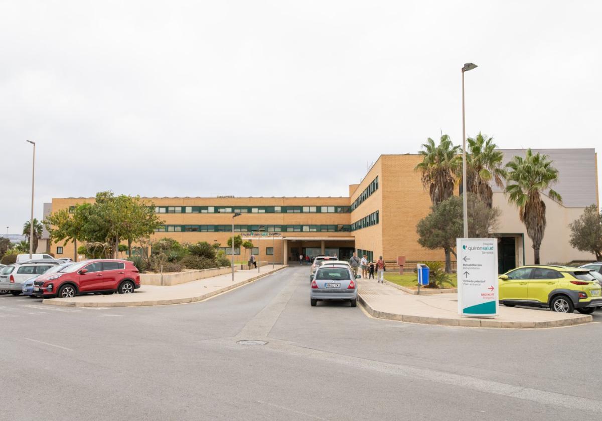 Acceso principal al hospital Quirón de Torrevieja.