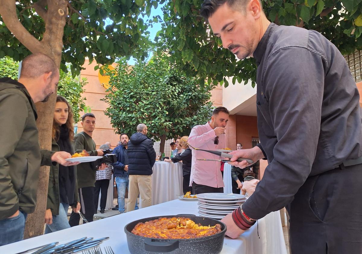 Imagen principal - La Esquina y Bar Estanco se alzan como ganadores del Concurso de Arroz y Costra en Orihuela