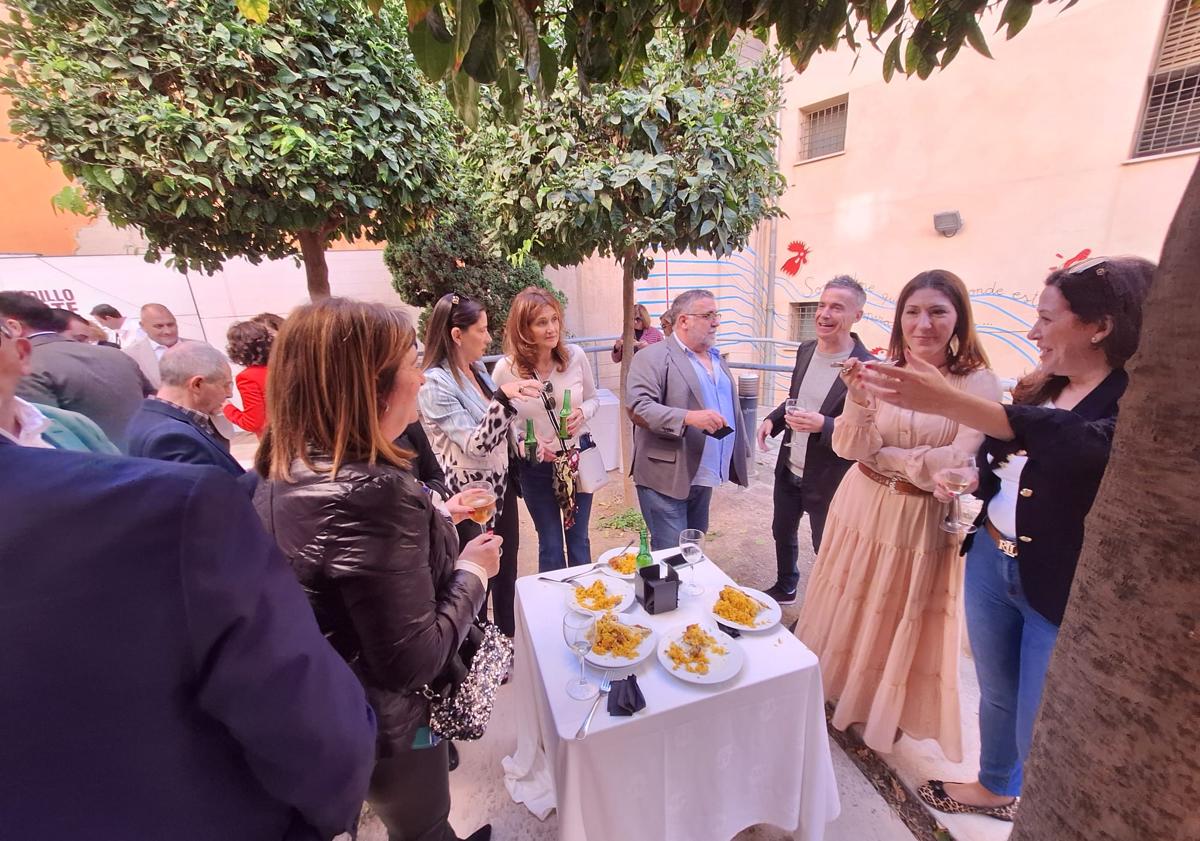 Imagen principal - La Esquina y Bar Estanco se alzan como ganadores del Concurso de Arroz y Costra en Orihuela