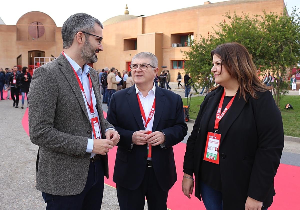 El secretario general de los socialistas murcianos, José Vélez, al centro, junto a Francisco Lucas y Mª Jesús López.