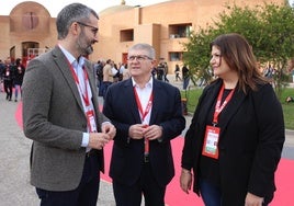 El secretario general de los socialistas murcianos, José Vélez, al centro, junto a Francisco Lucas y Mª Jesús López.