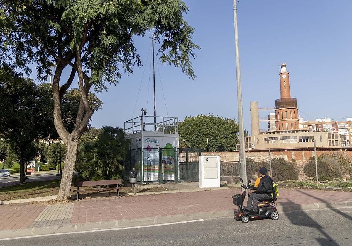Un hombre con movilidad reducida pasa junto a la estación medidora de Monpeán, en Los Mateos.