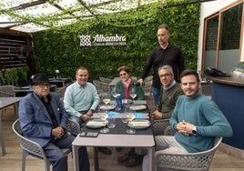 De izquierda a derecha, Lorenzo Vergara, Francisco Velasco, Stella Moreno, sirviendo el vino, Gustavo Castrillón, Pedro Romero y José Pastor, gerente de Syrah.