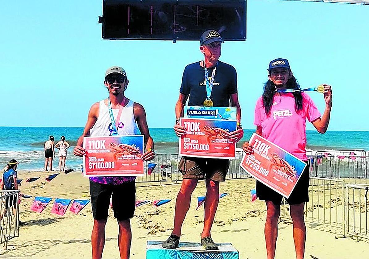 Juanjo Larrotcha, atleta murciano especializado en carreras de ultrafondo, en lo más alto del podio de la carrera Del Mar a la Cima, en Colombia.