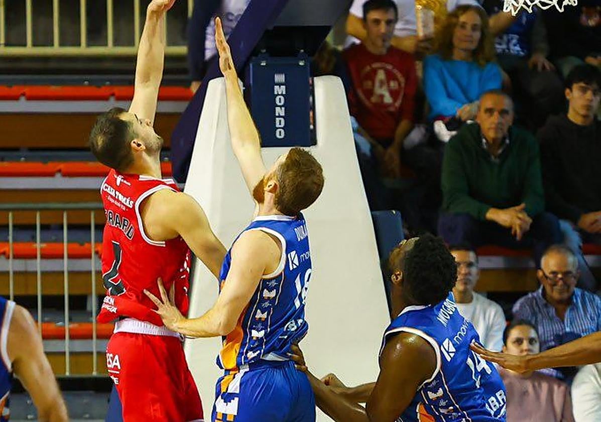 Gerard Blat tirando a canasta, en el choque de anoche.
