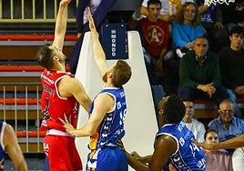 Gerard Blat tirando a canasta, en el choque de anoche.