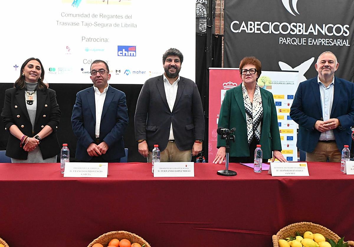 El jefe del Ejecutivo regional, Fernando López Miras, en el acto conmemorativo del 45 aniversario de la Comunidad de Regantes de Librilla, este domingo.