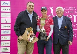 Carlota Ciganda flanqueada por el consejero de Turismo andaluz (i) y el presidente de la Real Federación Española de Golf.