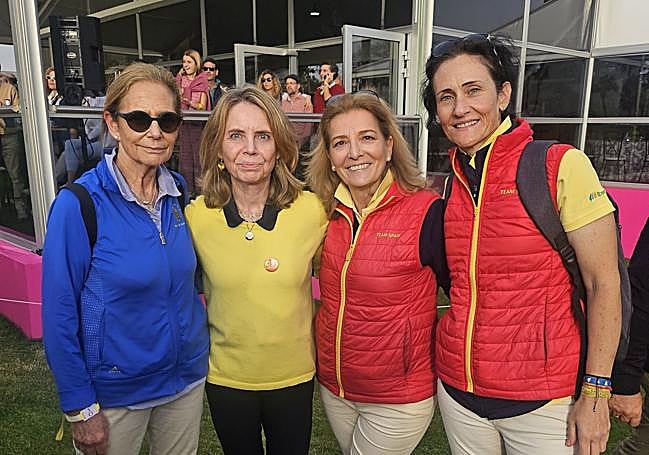 La madre de Celia Barquín (de amarillo) flanqueda por la federativa asturiana Cus Valcarce (i), la presidenta del Comite Técnico Femenino Amateur Mar Ruiz de la Torre (d) y por Sofia Marcos de Prat, también del CTFA.
