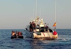 La Guardia Civil rescata a varios inmigrantes cerca de la costa de la Región, en una foto de archivo.