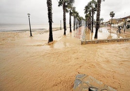 Agua de lluvia cargada de sedimentos entró al Mar Menor por Santiago de la Ribera en la DANA de 2019.