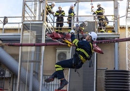 Alumnos del grado superior de Coordinación de Emergencias y Protección Civil, en unas prácticas en el patio del instituto Hespérides, en Santa Lucía.