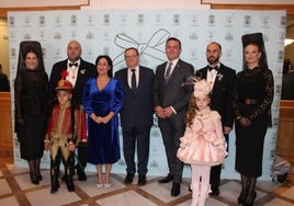 El pregonero Fernando de Mergelina (c), junto a la alcaldesa Remedios Lajara, el presidente de la Asociación de Mayordomos, los mayordomos, sus esposas y los pajes de las fiestas.