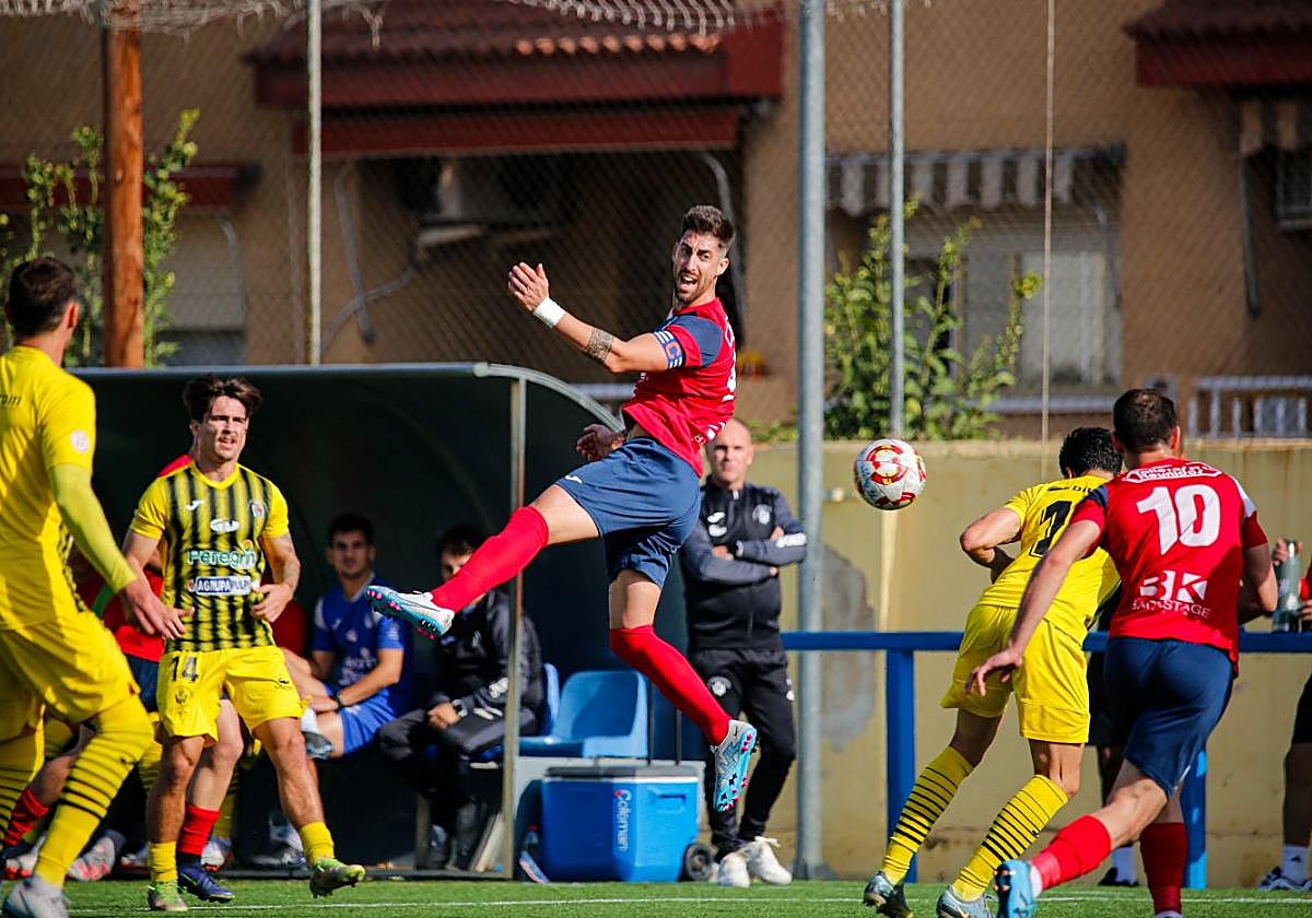 Dieguito, capitán de El Palmar, peina un balón en el encuentro de ayer.