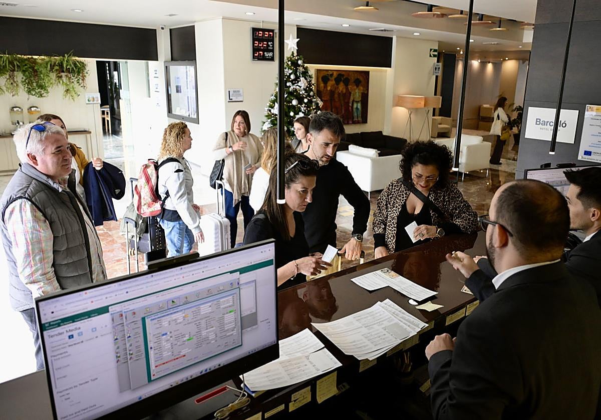 Varios clientes realizan el registro, ayer, en el hotel Barceló Murcia Siete Coronas.