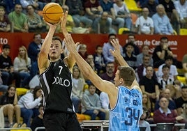 El neerlandés Van Eyck lanza en el partido ante el Palencia.
