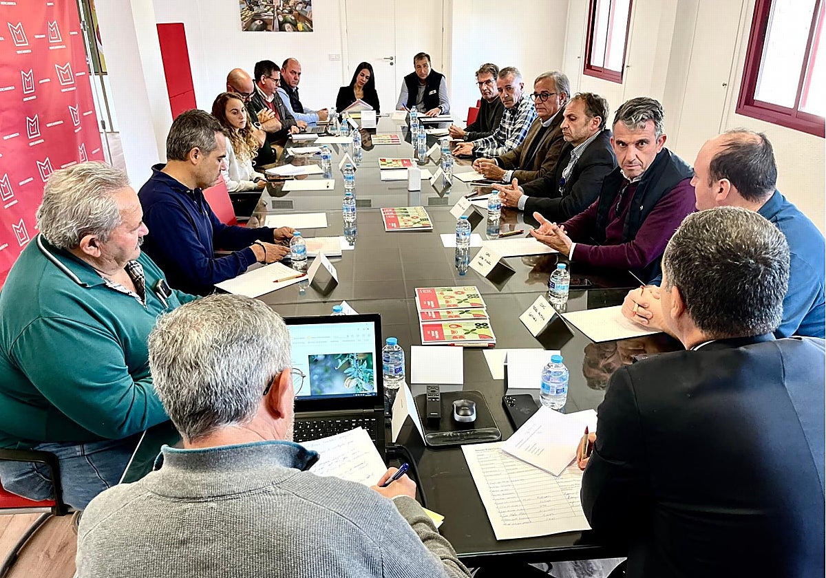 Los representantes del sector reunidos esta mañana en Mercamurcia.