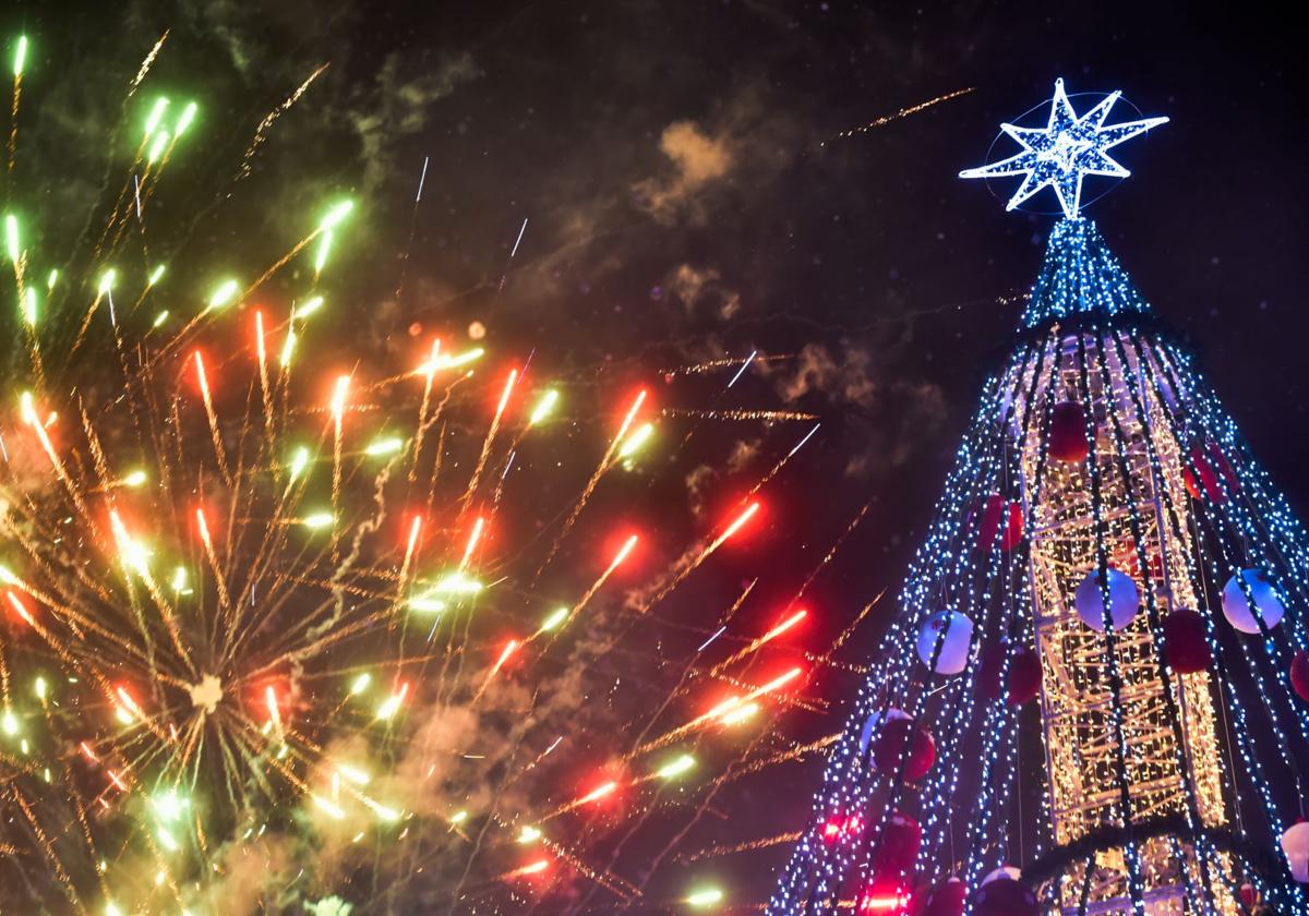 El árbol de Navidad de la plaza Circular durante el encendido de luces de 2023.