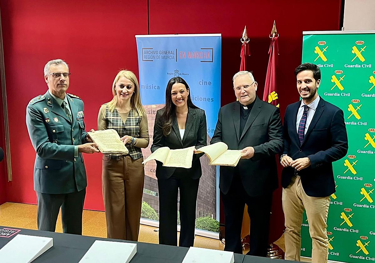 La consejera Carmen Conesa, el obispo de la Diócesis de Cartagena, la delegada del Gobierno, el director general de Patrimonio Cultural y el coronel de la Guardia Civil con los documentos recuperados.