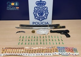 La droga, el dinero y las armas incautadas por la Policía Nacional.