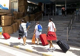 Unos turistas llegan a un hotel de La Manga, en una imagen de archivo.
