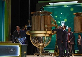 Varios operarios ultiman los detalles del bombo en el Teatro Real de Madrid durante el sorteo extraordinario de Navidad del pasado año.