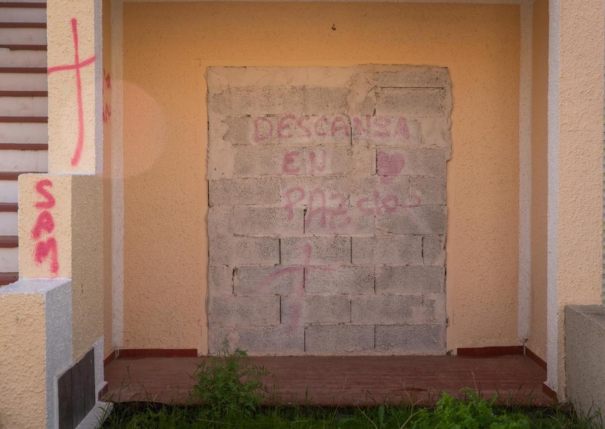 Imagen secundaria 1 - Pintadas aparecidas en las viviendas abandonadas de la calle Nutria.