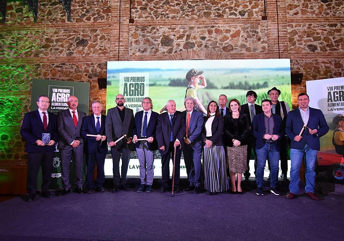 Foto de familia con los premiados junto al director de LA VERDAD, Alberto Aguirre, y la consejera Sara Rubira.