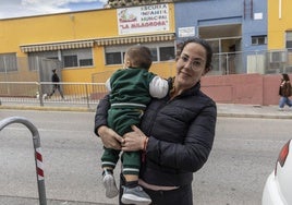 Laura Godínez, con su hijo Erik en brazos, frente a la guardería La Milagrosa.