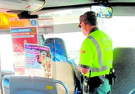 Un agente de la Guardia Civil, durante una campaña anterior de control de autobuses escolares.