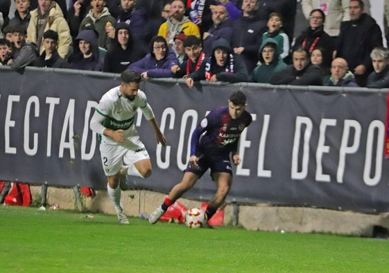 Tiko Iniesta encara a Mario Gaspar, defensa del Elche, en la derrota en Copa.