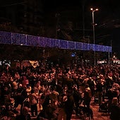 La explanada de la Glorieta, este jueves, abarrotada para asistir al encendido de las luces navideñas.