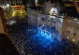 Los actores del espectáculo inaugural hacen sus acrobacias suspendidos sobre el público que abarrotó la Plaza del Ayuntamiento.