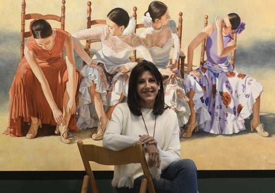 Escenas de baile y cante. Perla Fuertes, ayer, sentada en el Museo Arqueológico de Los Baños de Alhama de Murcia, ante la obra 'En el descanso', una de las piezas más grandes.