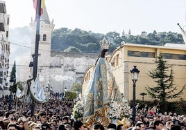 La Virgen, centro de todas las miradas en un casco antiguo repleto de gente.