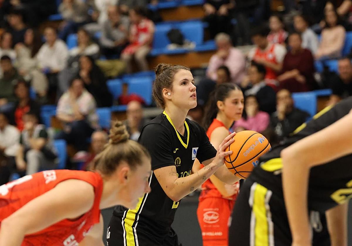 Txell Alarcón se dispone a lanzar un tiro libre en el partido de anoche.