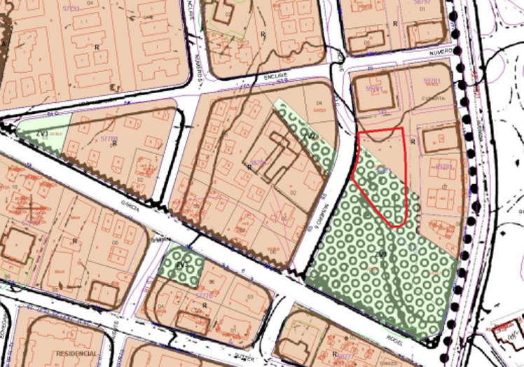 La mitad de la parcela, ubicada en la calle Popa, es urbana de uso residencial, mientras que la mitad sur que quiere expropiar el Ayuntamiento es compatible con una zona verde, según el Plan General.