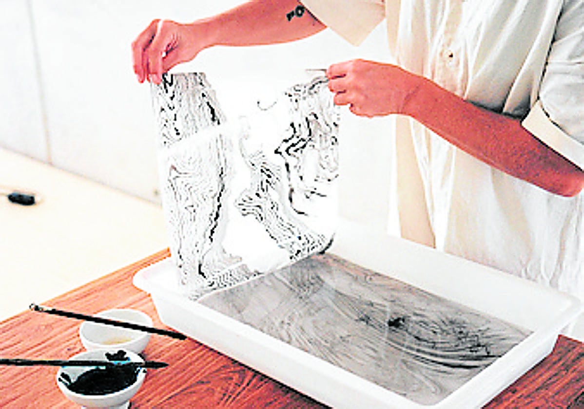 Amelia García, especializada en encuadernación y decorado de papel.