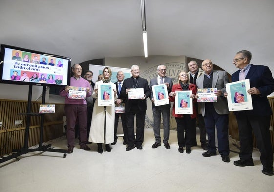 Gustavo Melgares, Francisco José Ruiz, José Luis García, Reyes Samper, Juan López, José Manuel Lorca Planes, José Manuel Martínez, Maica González, Rafael Cebrián, José Fernández y Tomás Fuertes, este jueves, durante la presentación de la campaña navideña de Jesús Abandonado.