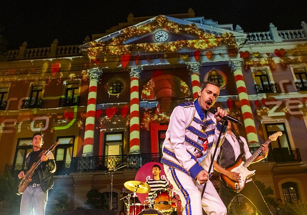 La Casa Consistorial sumó ayer un nuevo espectáculo audiovisual en 3D, a ritmo de rock. ROS CAVAL / AGM