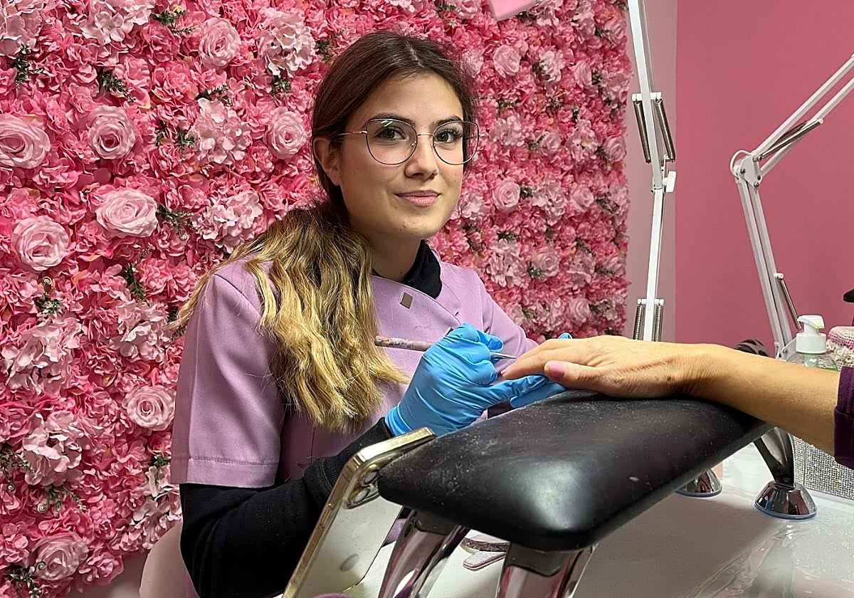 La joven ciezana María Martínez, ayer en su negocio de cuidado de uñas.